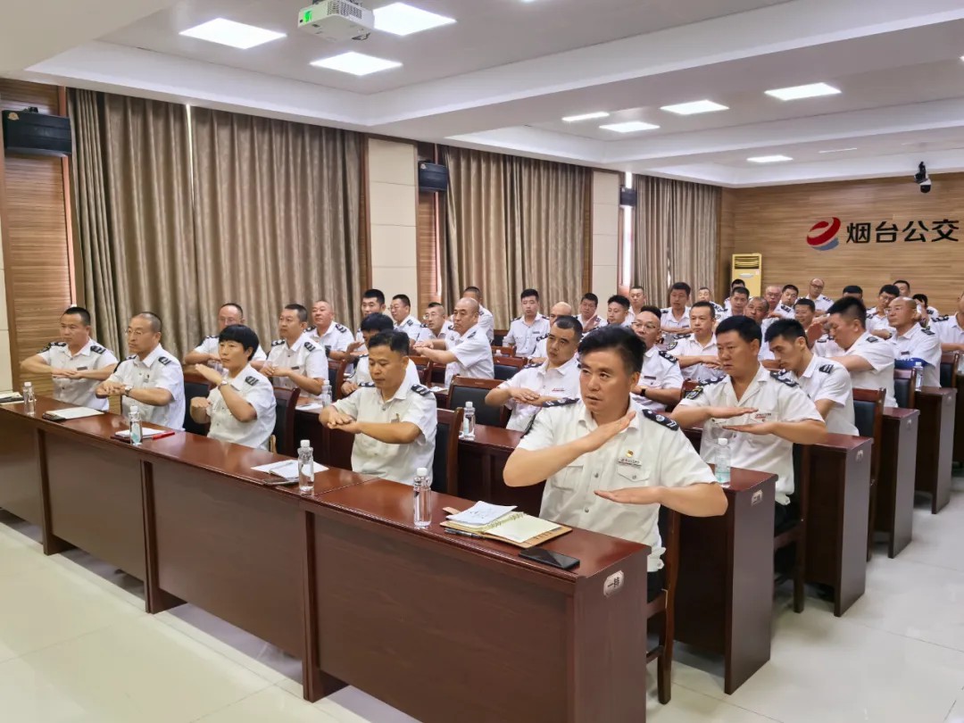 公交駕駛員學(xué)雙語，服務(wù)升級暖人心 煙臺公交集團(tuán)開展品牌線路駕駛員英語、手語專項(xiàng)培訓(xùn)